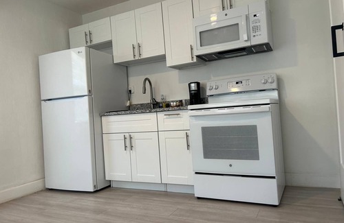 Tropic Apartment | 2526 Modern Studio in Historic Area
