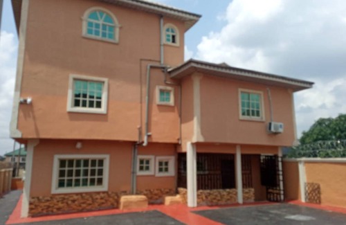 Benin City House | 255 m² House ∙ 6 bedrooms ∙ 12 guests