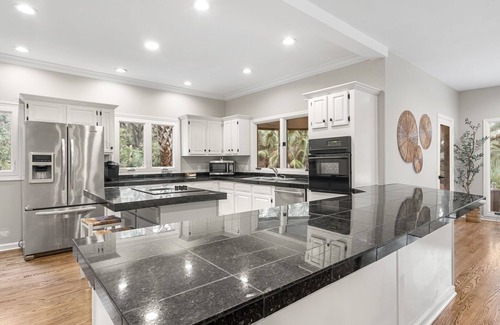 Vanderhorst Plantation House | 256 Governors: 4BR Vanderhorst Home, Screened Porch, Bike to Beach, Gear Credit