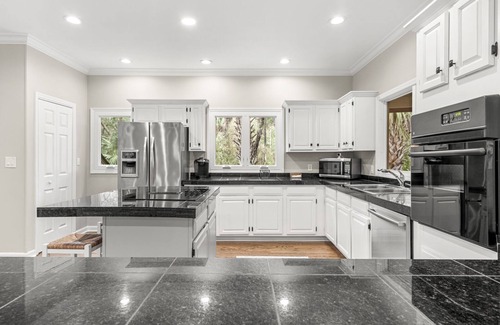 Vanderhorst Plantation House | 256 Governors: 4BR Vanderhorst Home, Screened Porch, Bike to Beach, Gear Credit