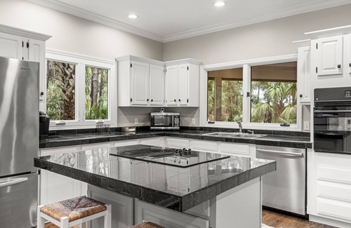 Vanderhorst Plantation House | 256 Governors: 4BR Vanderhorst Home, Screened Porch, Bike to Beach, Gear Credit