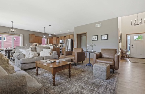 Stoughton House | 25min to Capitol - Groups - KING Suite - Game Room