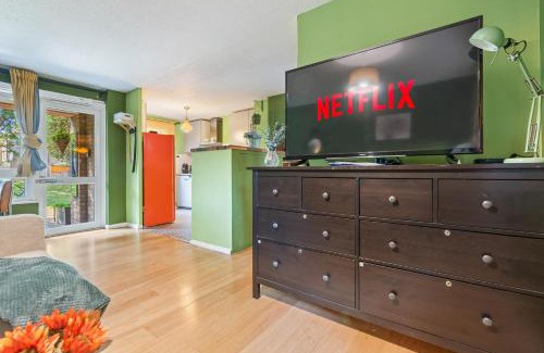 Chaucer Apartment | 25PercentOff LastMinDeals!- Luxury Comfort in the Heart of London near Tower Bridge&TheShard w Parking&Netflix! GeniusOffer&MobileOffer!