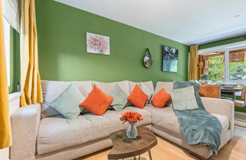 Chaucer Apartment | 25PercentOff LastMinDeals!- Luxury Comfort in the Heart of London near Tower Bridge&TheShard w Parking&Netflix! GeniusOffer&MobileOffer!