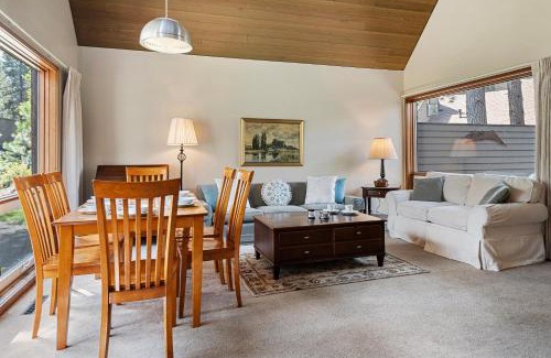 Overlook Park House | 26 Mountain View Lodge - Meredith Lodging