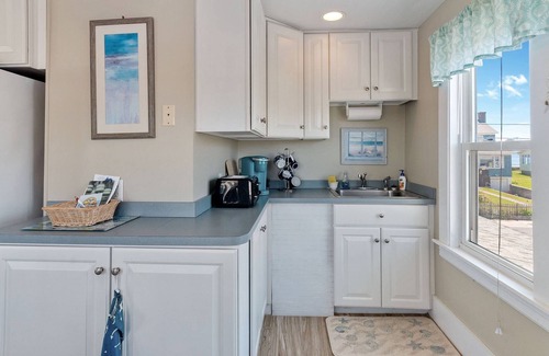 Wells Beach Apartment | 26 SECONDS FROM WELLS BEACH: OCEAN & MARSH VIEWS-BRIGHT & AIRY-9/6-9/13 OPEN-