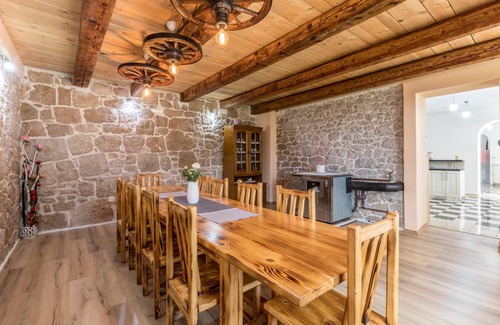 Imotski House | 265 m² House ∙ 5 bedrooms ∙ 10 guests