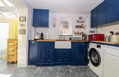 Teignmouth Cottage | 27 EXETER STREET, pet friendly, with a garden in Teignmouth
