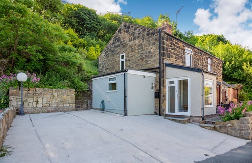 Brymbo Cottage | 27 GREEN ROAD, pet friendly, character holiday cottage in Brymbo