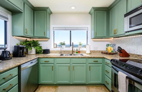 New Northtown Condo | 270° City/Mountain views!