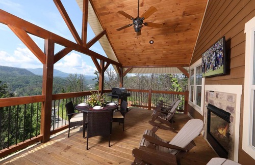Gatlinburg Cabin | 271 m² Cabin ∙ 4 bedrooms ∙ 10 guests