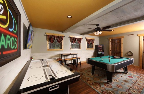 Gatlinburg Cabin | 271 m² Cabin ∙ 4 bedrooms ∙ 10 guests