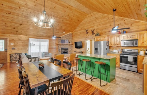 Eagle Mountain Cabin | 271 m² Cabin ∙ 5 bedrooms ∙ 12 guests