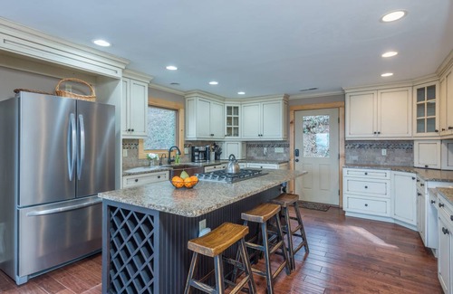 Weaverville House | 271 m² House ∙ 3 bedrooms ∙ 6 guests