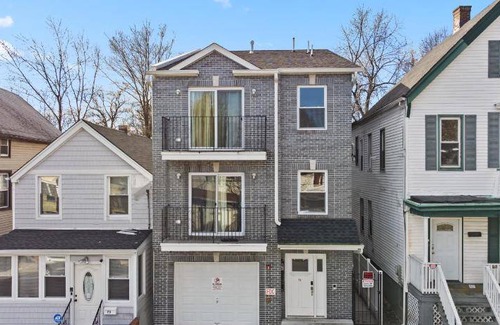 Newark Apartment | 279 m² Apartment ∙ 3 bedrooms ∙ 7 guests
