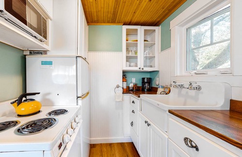 Downtown Cannon Beach Cottage | 28 m² Cabin ∙ 1 bedroom ∙ 4 guests