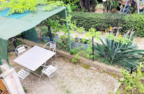 Le Brusc House | 28 m2 gîte, 400 m from the beach, swimming pool and terrace
