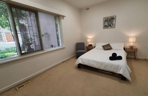 Toorak Apartment | 280 m² Apartment ∙ 3 bedrooms ∙ 8 guests