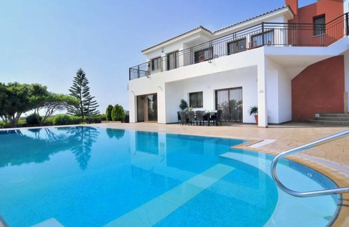 Sea Caves Villa | 280 m² Villa ∙ 5 bedrooms ∙ 11 guests