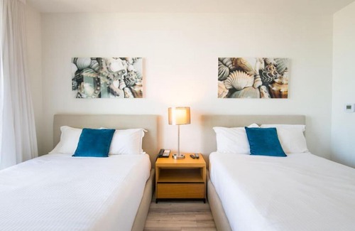 Hallandale Beach House | 2803B Modern Long Short stay vacation condo city view pool gym balcony