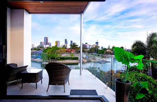 Broadbeach Waters House | 285 m² House ∙ 5 bedrooms ∙ 10 guests