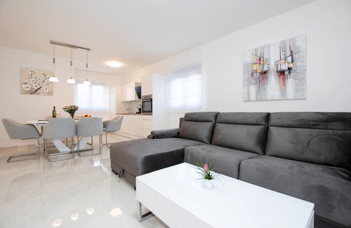 Turanj House | 287 m² House ∙ 6 bedrooms ∙ 12 guests