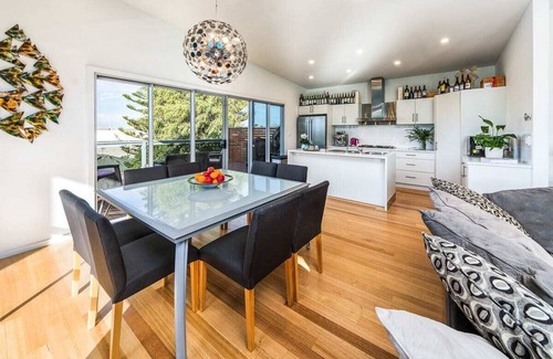 Middleton House | 29 Hero Ave - Ocean Views - Wi-Fi - Family