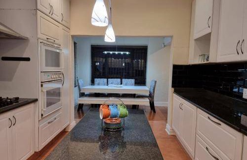 Botha's Hill House | 290 m² House ∙ 3 bedrooms ∙ 6 guests