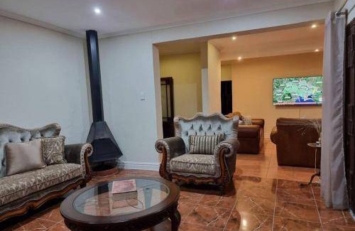Botha's Hill House | 290 m² House ∙ 3 bedrooms ∙ 6 guests