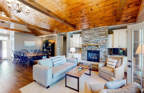 Lake Lure House | 290 m² House ∙ 4 bedrooms ∙ 12 guests