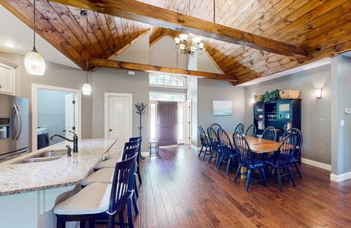 Lake Lure House | 290 m² House ∙ 4 bedrooms ∙ 12 guests