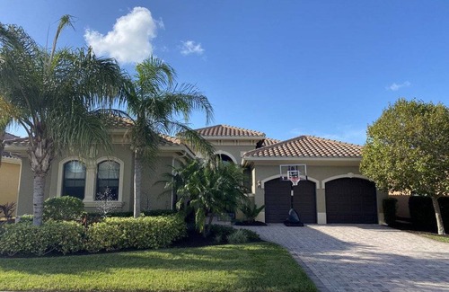 Naples House | 293 m² Bungalow ∙ 4 bedrooms ∙ 10 guests