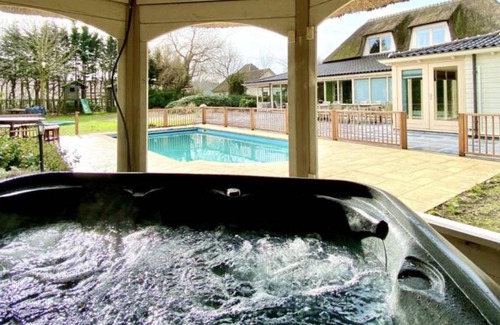 Municipality of Heerhugowaard Villa | 293 m² Villa ∙ 5 bedrooms ∙ 13 guests