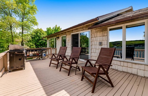 Penn Yan House | 297 m² House ∙ 4 bedrooms ∙ 16 guests