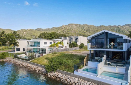 Nelly Bay House | 299 m² House ∙ 7 bedrooms ∙ 18 guests