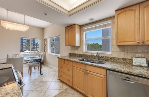 South Island Condo | 2B/2B Casa Marina 221 Island Condo! Water Views! Walk to Beach!