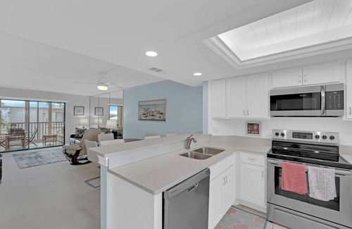 South Island Condo | 2B/2B Fairview Isles Condo, Walk to Beach, Heated Pool!