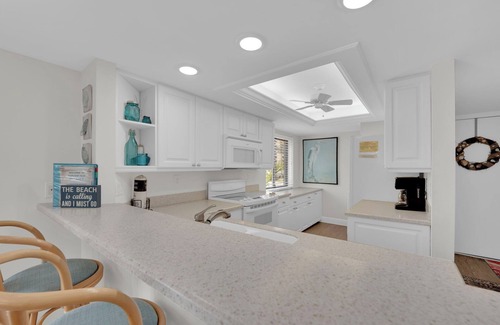 South Island Condo | 2B/2B Fairview Isles 116 Condo, Walk to Beach, Heated Pool!