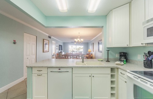 Madeira Beach Condo | 2b 2b - Partial Beach Views Madeira Norte #101