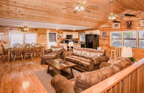 Sevierville Cabin | 2b/2ba Sleeps 8-Luxury Log Cabin in Pigeon Forge!