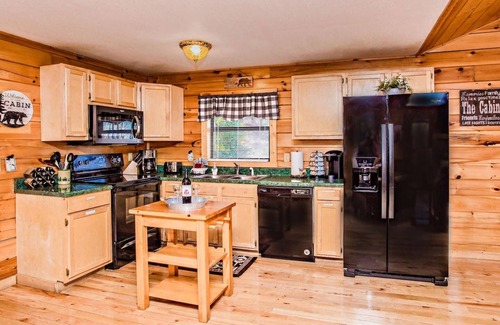 Sevierville Cabin | 2b/2ba Sleeps 8-Luxury Log Cabin in Pigeon Forge!