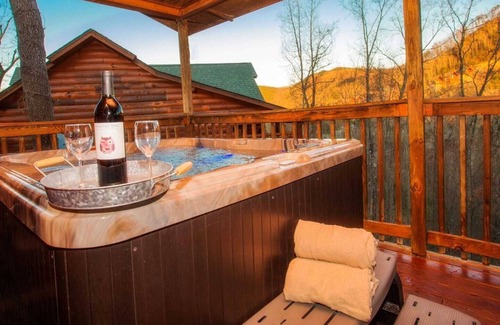 Sevierville Cabin | 2b/2ba Sleeps 8-Luxury Log Cabin in Pigeon Forge!