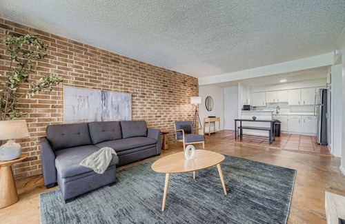 Bouldin Apartment | 2B Getaway | Sleeps 6 | Pool, Pkg | Walk Dtwn