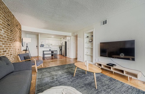 Bouldin Apartment | 2B Getaway | Sleeps 6 | Pool, Pkg | Walk Dtwn