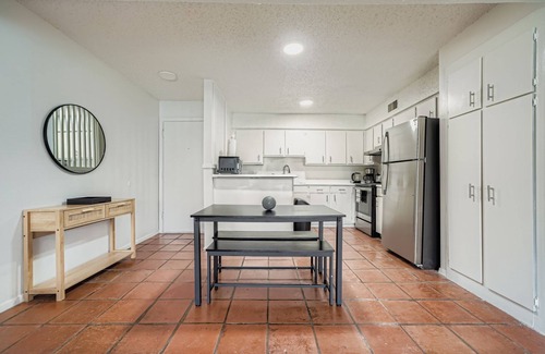Bouldin Apartment | 2B Getaway | Sleeps 6 | Pool, Pkg | Walk Dtwn