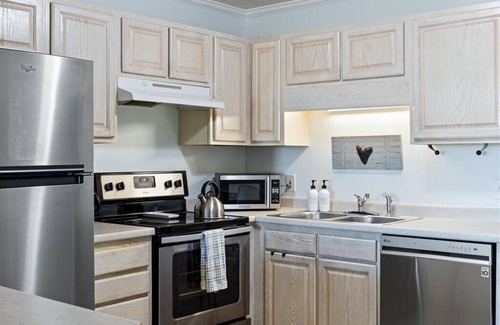 North Carolina Coast Condo | 2B, Oceanfront, First Floor, Pool, King Bed