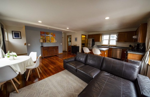 Greenwood House | 2b1.5b Bright Greenwood Townhome 5 minute Walk to Bars Restaurants