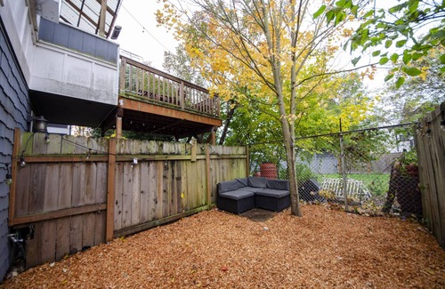 Greenwood House | 2b1.5b Bright Greenwood Townhome 5 minute Walk to Bars Restaurants