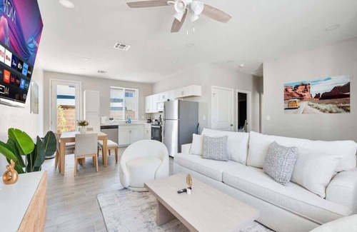 Glendale Apartment | 2B2B Free Parking & Premium Beds