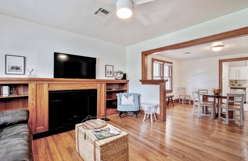 Crestwood House | 2BD-1BA-accommodates 4 guests